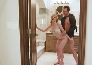 Cô nàng giận dữ trước gã gần nhà ồn ào nên đã gõ cửa khiếu nại