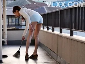 Người dì già dặn trong tiệm mát-xa nhìn thấy cậu bé khỏe mạnh liền kéo cậu vào làm dịch vụ