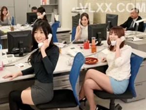 Cô giáo xinh đẹp của võ đài mặc đồ lót gợi cảm và chơi đùa với chiếc nhẫn để uốn cong B và xoa bóp sữa cám dỗ