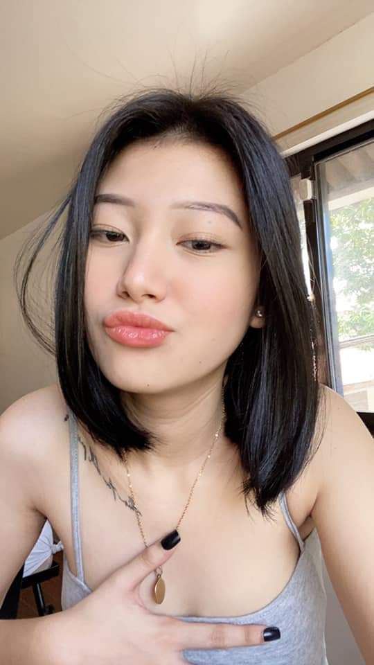 Cô ta nói những lời tục tĩu: Tôi phải đi tiểu ngay bây giờ! Tôi đã quan hệ cho đến khi nó chuyển sang màu đỏ, tôi phải xuất tinh, thật tuyệt!