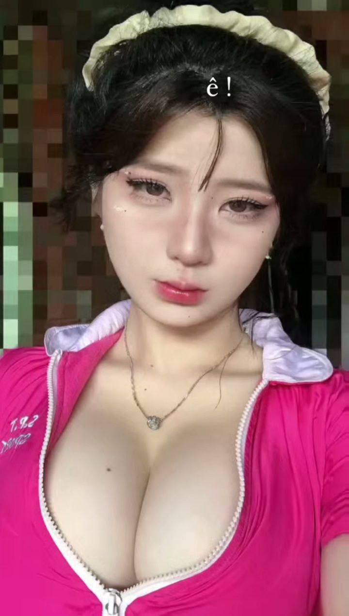 Cô bạn gái gợi cảm có người yêu thích thích quan hệ tình dục trong những bộ đồng phục khác nhau!